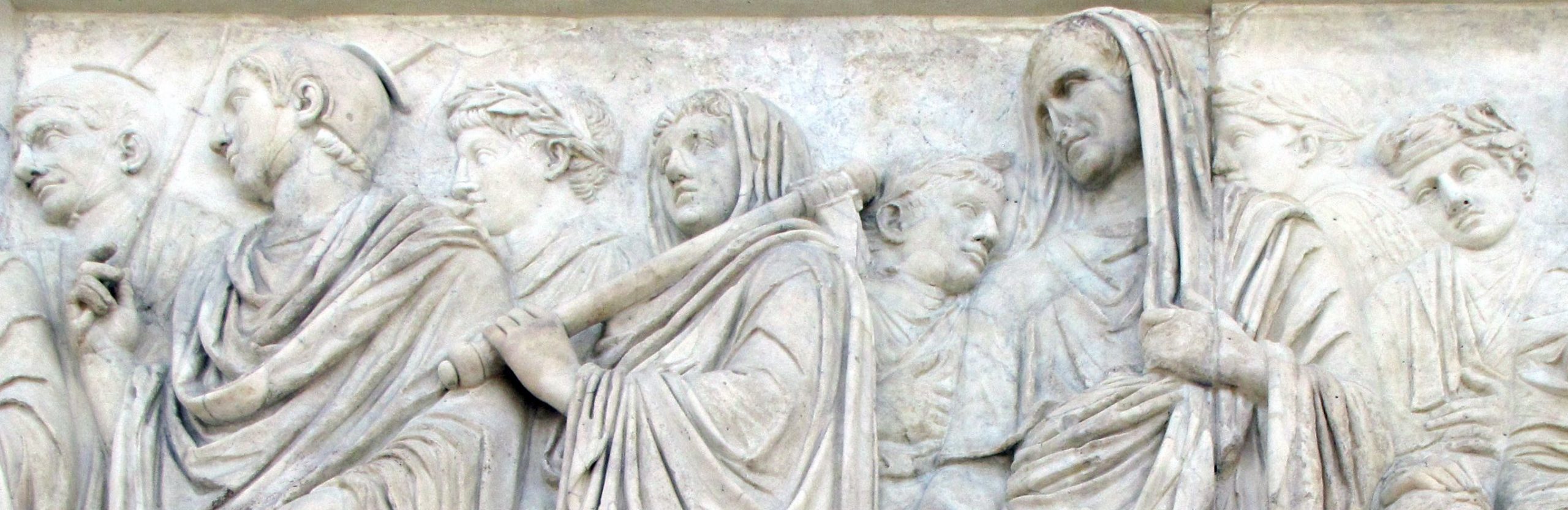 Ara Pacis en Roma, en el fondo está el emperador Augusto con la cabeza cubierta.